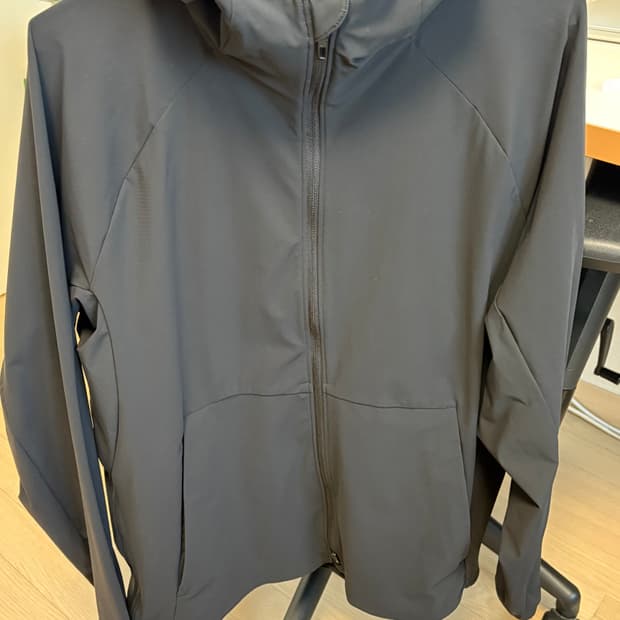 룰루레몬 페이스 브레이커 자켓 블랙 S사이즈 판매합니다.