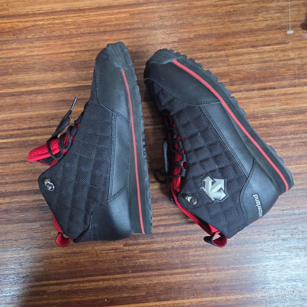 데상트 스위스 퀄팅 디자인 미드 트레킹화 250