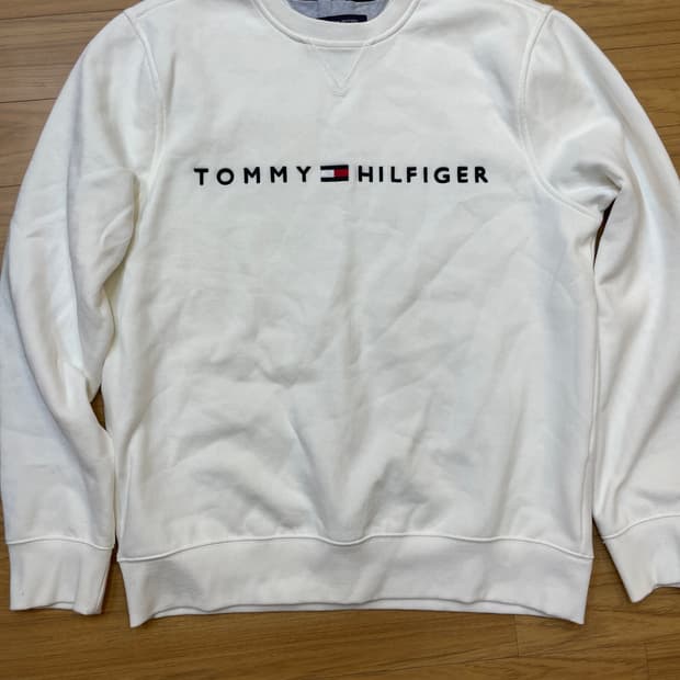 흰색 타미힐피거 맨투맨 L사이즈입니다. 무난한 디자인이라 어느 옷에나 잘