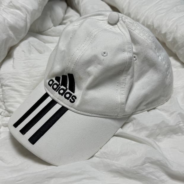 아디다스 화이트 볼캡 모자