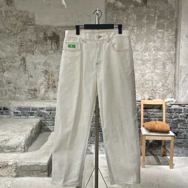 gcds 크림 와이드 컷 데님 팬츠