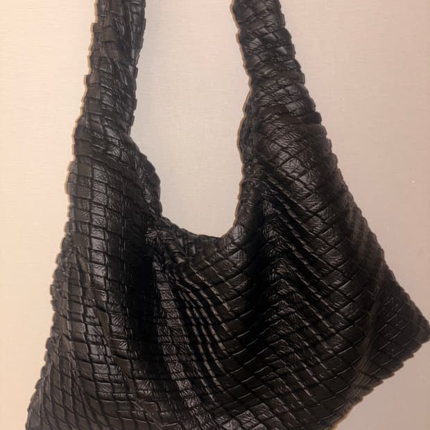 Kwani Textured Hobo Bag Black 콰니 호보백