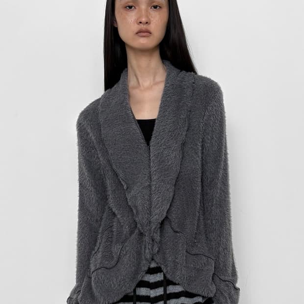 폴리수엠 FUZZY RUFFLED CARDIGAN, CHARCOAL