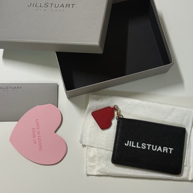 질스튜어트 블랙 카드지갑 하트참 장식