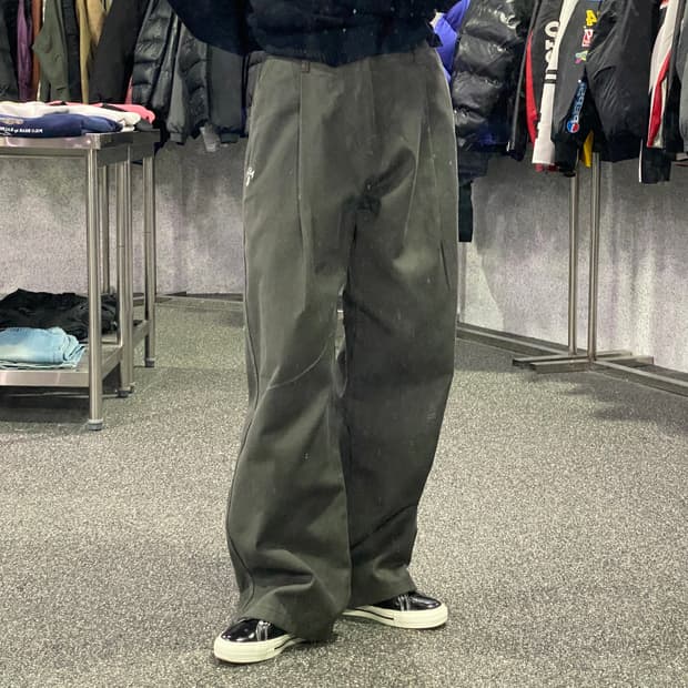 에이카 스몰로고 핀턱 루즈핏 팬츠 B4103