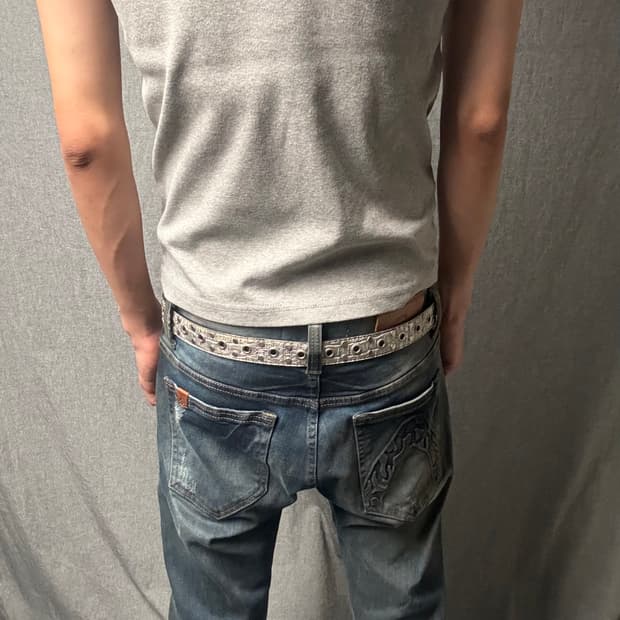 실버 크로코 패턴 멀티 아일렛 벨트