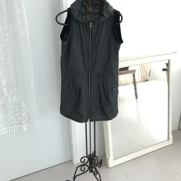 프릴 버튼 차콜 메탈릭 베스트•자켓