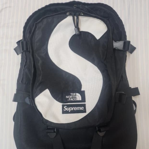 슈프림 x 노스페이스 S 로고 백팩 블랙