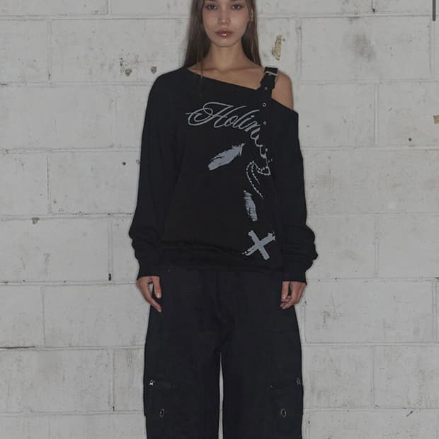 팬시클럽 원숄더 버클 스웻셔츠