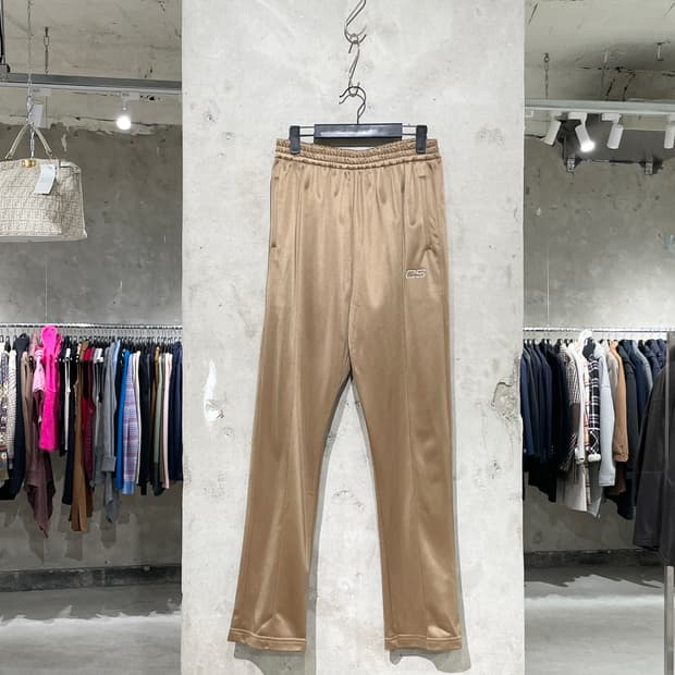 커먼 스웨덴 골드 아크로님 로고 사틴 트랙 팬츠