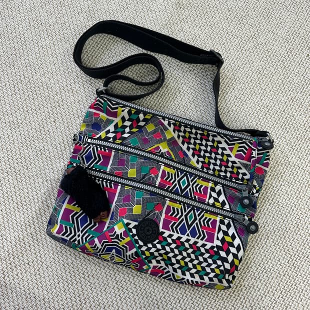 실측확인 키플링 패턴 크로스백 0409D