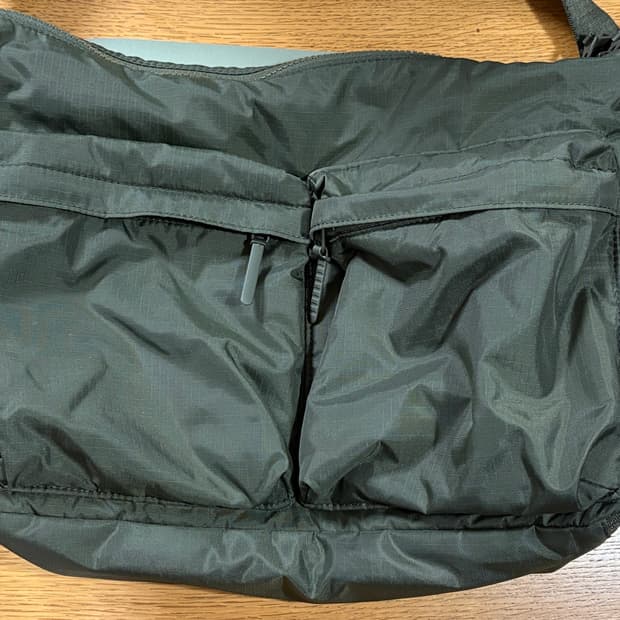 유니클로 멀티포켓 크로스백