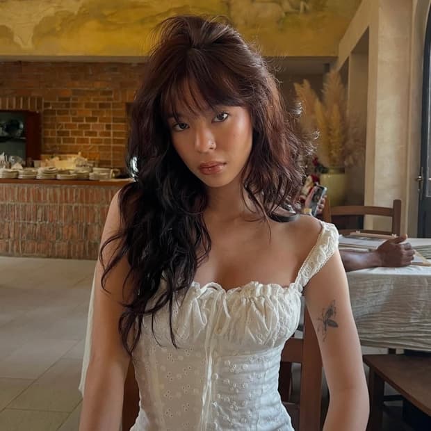 스위트칠링 자수 펀칭 플리츠 미니 드레스