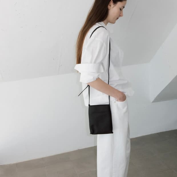 네세서리 레더 버티컬 크로스 백 블랙