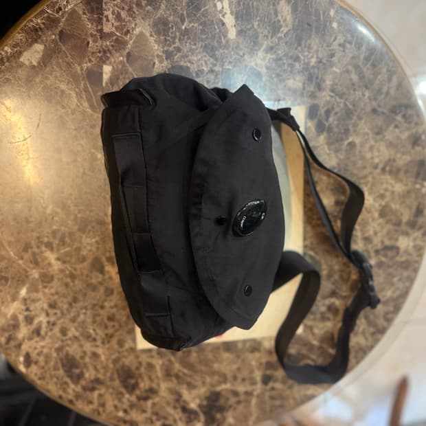 정품 cp컴퍼니 렌즈 크로스백 팝니다