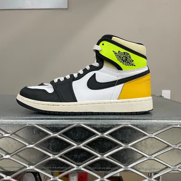 나이키 조던1 레트로 하이 볼트 골드 250