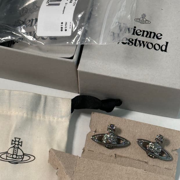 비비안 웨스트우드 미니 바스 릴리프 이어링 루테늄 블랙 다이아몬드