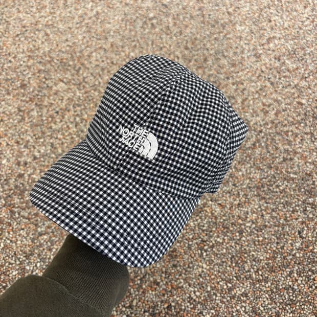35. 노스페이스 체크 볼캡 모자
