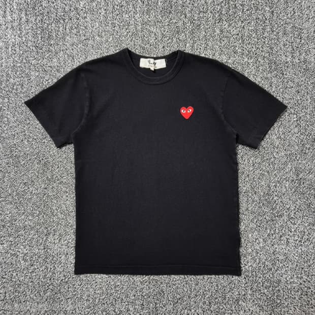 빈티지9. 꼼데가르송 플레이 레드 하트 와펜 블랙 반팔 티셔츠