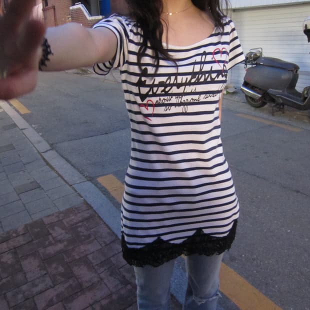 빈티지 반팔 롱 티셔츠 스트라이프 패턴 밑단 레이스 트리밍 슬림핏 화이트