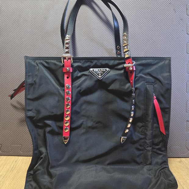 프라다 나일론 사피아노 콤비 스터드 쇼퍼백