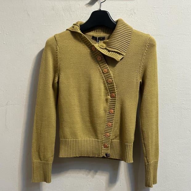 MCM 비대칭 버튼 하이넥 가디건