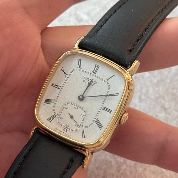 Seiko 세이코 쿼츠 스몰세컨드 로만 인덱스 탱크