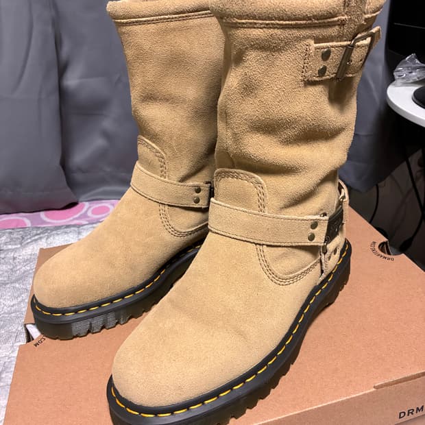 닥터마틴 애니스톤 스웨이드 탄 엔지니어부츠