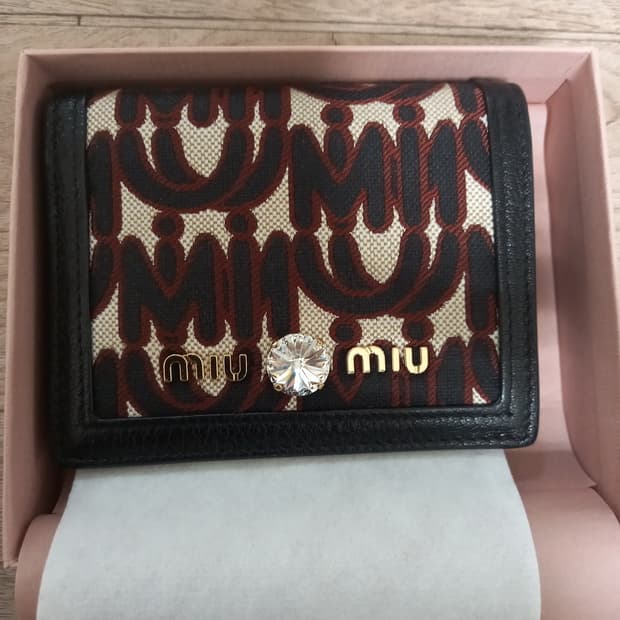 미우미우 크리스탈 자카드 반지갑
