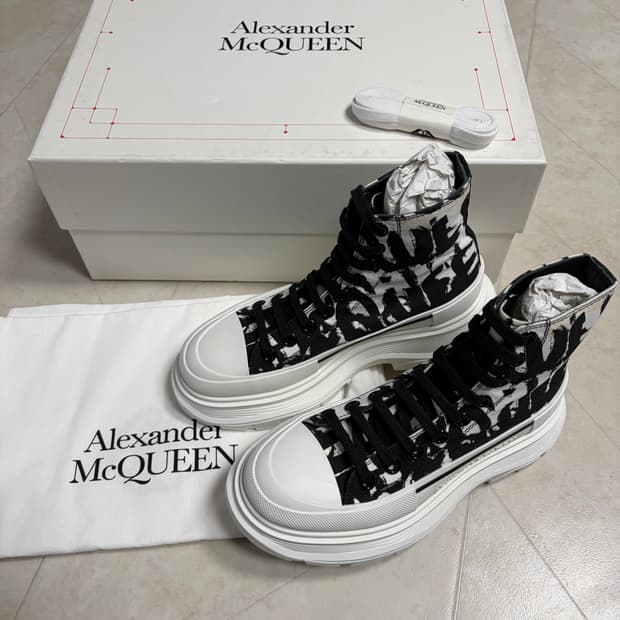 새상품(230)알렉산더맥퀸 그래피티 트레드 슬릭 부츠 화이트블랙