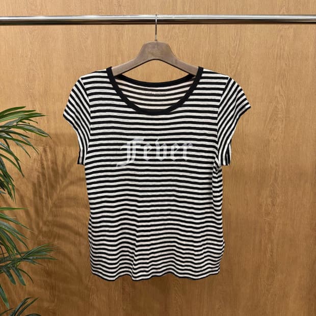 쟈딕 앤 볼테르 스트라이프 반팔 티셔츠 전면 레터링 프린트 디테일 블랙
