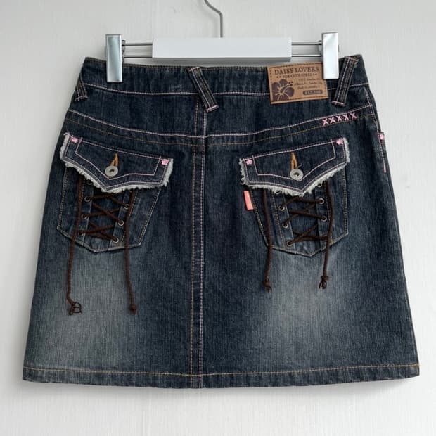 DAISY LOVERS 프리즘 자수 아일렛 데님 스커트