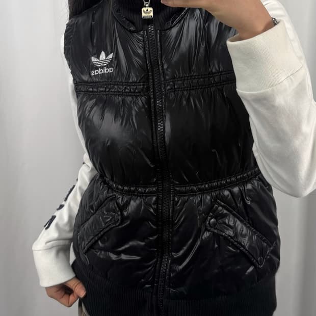 아디다스 블랙 유광 패딩 베스트