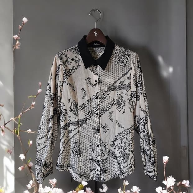 카타리나 아이보리 블랙 카라 플라워 자수 블라우스 55