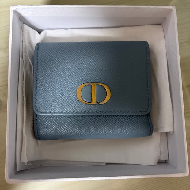 디올 30 몽테인 로터스 지갑 그레인드 카프스킨 클라우드 블루