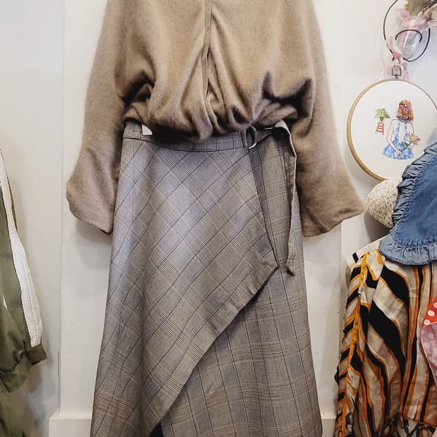 데코 포근울 케이프 가디건. 보브 언발체크스커트