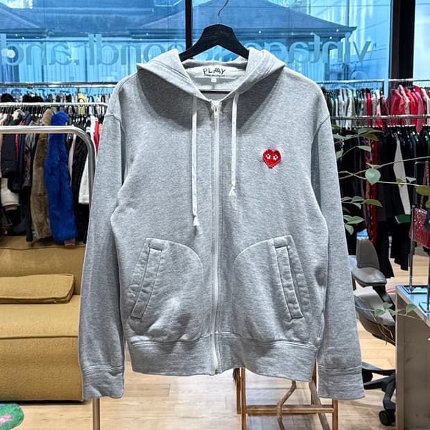 꼼데가르송 플레이 그레이 픽셀 하트 와펜 후드 집업 