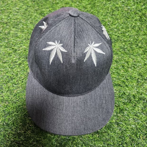 노아이디어(NO EYEDER) 자수 스냅백 / 카모 챙