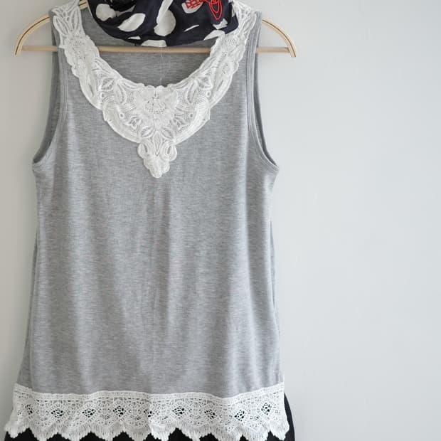 LEPSIM 
• 그레이 자수 슬리브리스