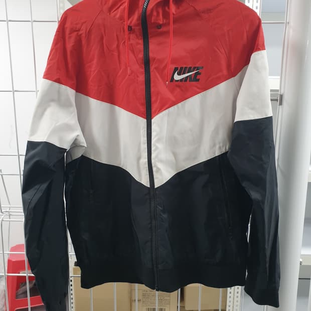 나이키 정품 윈드러너 바람막이 95사이즈 판매합니다.