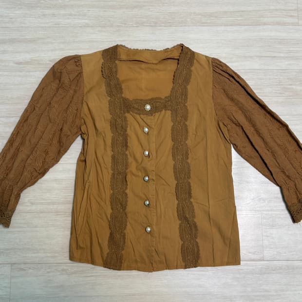 브라운 프릴 블라우스