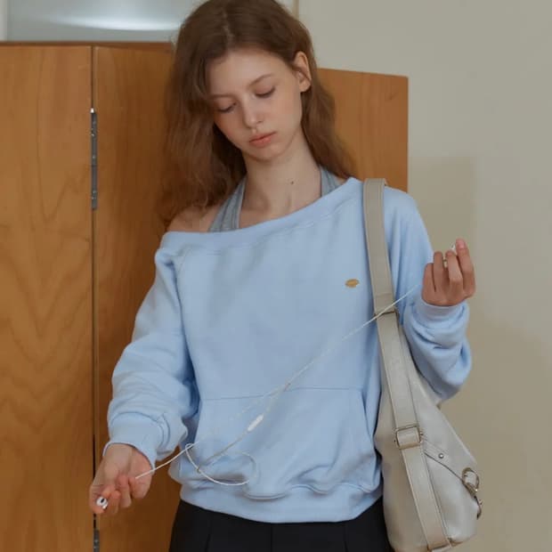 아노에틱 오프숄더 스웻셔츠 스카이블루