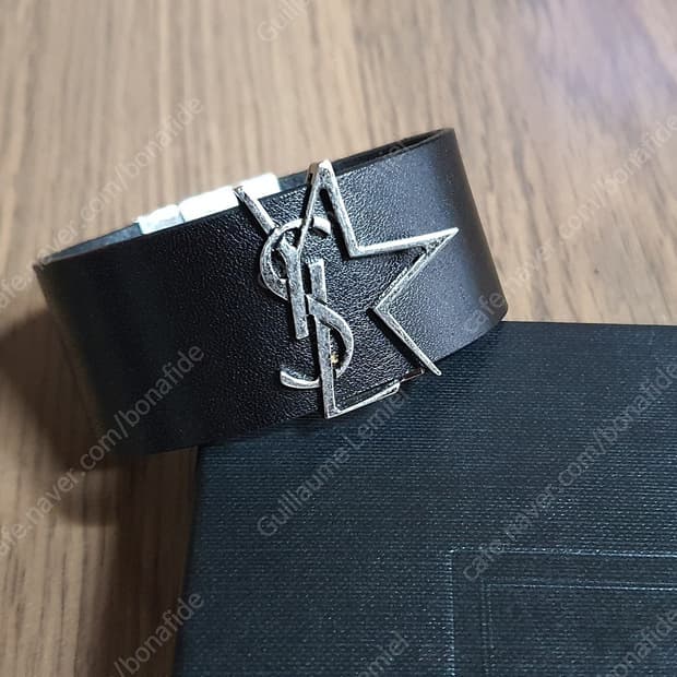 생로랑 스타 모노그램 레더 팔찌 M