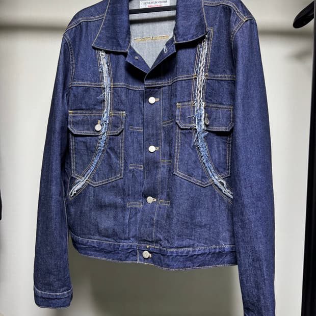 [L] 더 뮤지엄 비지터 Curved Zipper Denim Jacket