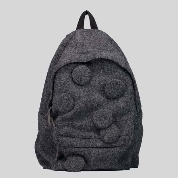 생긴스튜디오 핀버튼 플리스 울 백팩 차콜