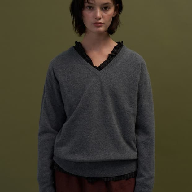 쏘딩키브레드 토스티 차콜 브이넥 니트