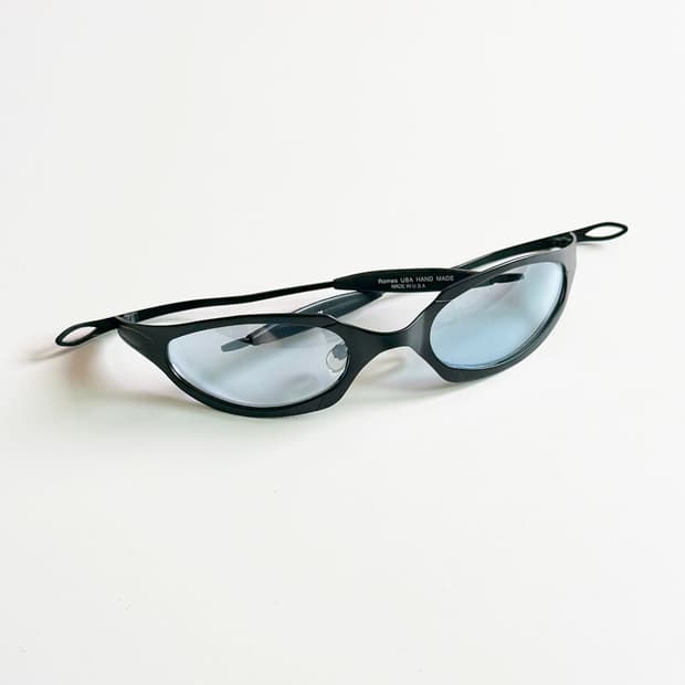 스포티 랩어라운드 블랙 메탈 프레임 빈티지 틴트 선글라스