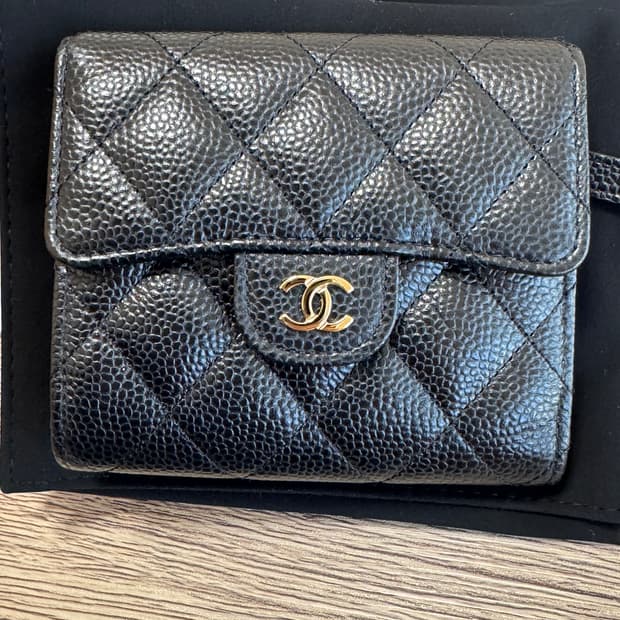 샤넬 클래식 캐비어 반지갑 금장 블랙 새제품 AP0231