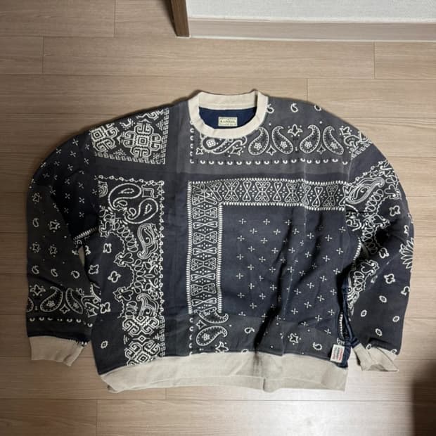 캐피탈 반다나 퀼트 맨투맨