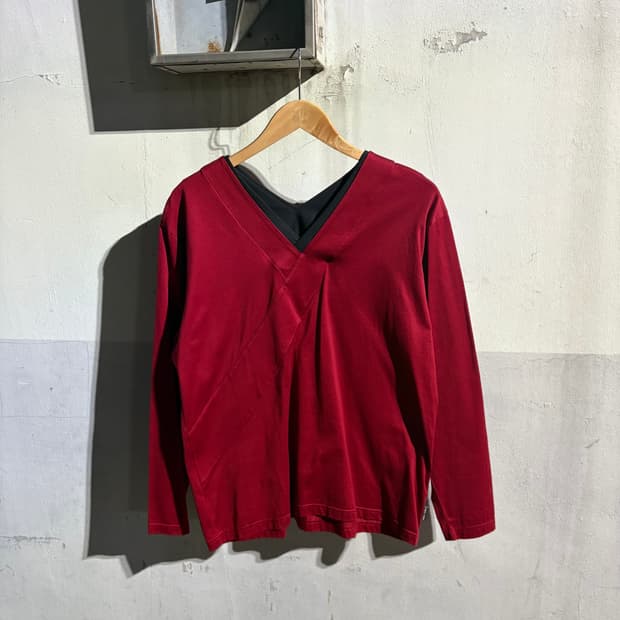 소우소우 블랙&레드 브이넥 탑